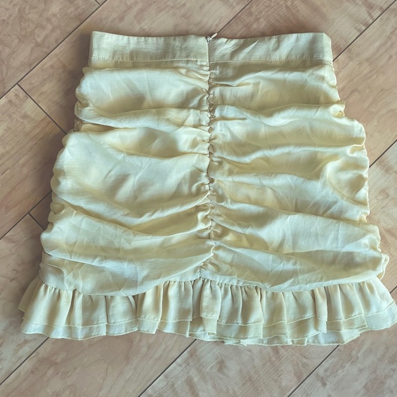 "Glam" Label Ruffled Cream Skirt, Women's Size Small - Picture 5 of 7